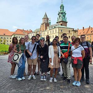 “At Memory’s Edge” seminar participants outside the Royal Castle in Warsaw, Pol和. Assistant Director of the Global Experience Office 和 Study Abroad Advisor Kathy L和on, 左第一排, led the group with President Eric Boynton.